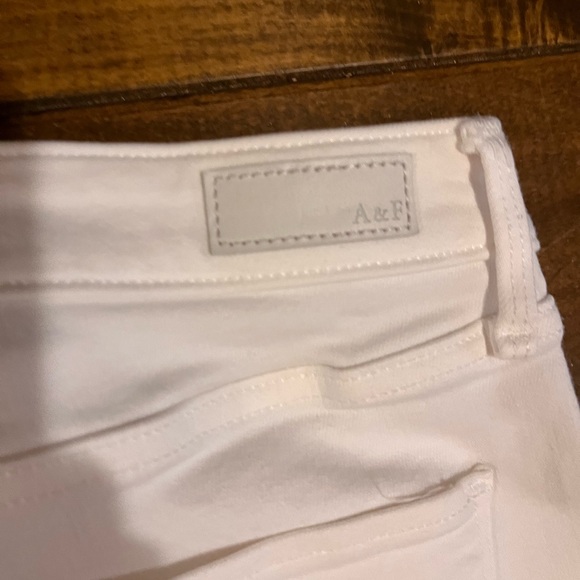 Abercrombie & Fitch white distressed jeans - Picture 4 of 6